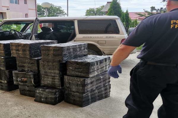 Țigări de contrabandă transportate cu drona peste graniță descoperite de polițiștii de frontieră în județul Suceava