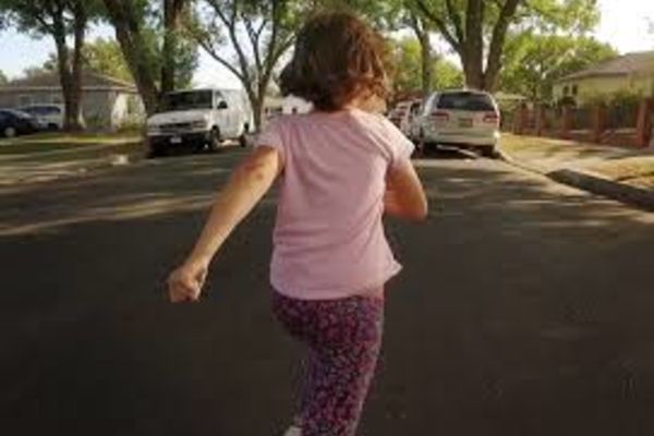 Copil de 2 ani, lăsat nesupravegheat de mamă, accidentat de șoferul unei autoutilitare