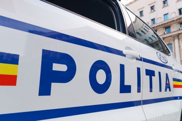 Două persoane au ajuns la spital după ce o șoferiță a depășit neregulamentar