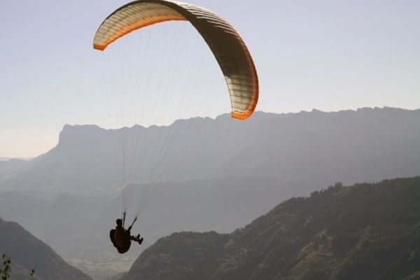 Un parapantist s-a prăbușit în timpul unui zbor la Pătrăuți