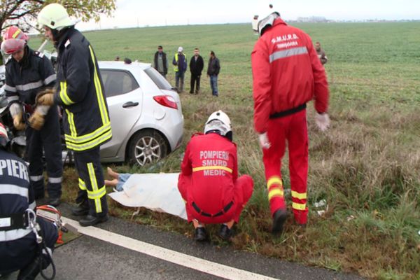O femeie din Botoșani a murit, după ce mașina în care se afla s-a izbit de un copac