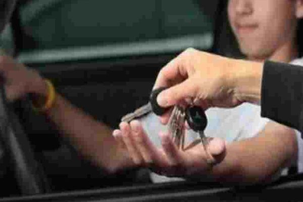 I-a dat mașina prietenei, deși știa că tânăra nu are permis. Acum amândoi au dosar penal