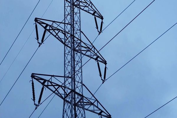 Un bărbat s-a urcat pe un stâlp din localitatea Frasin și amenință că se aruncă în gol!