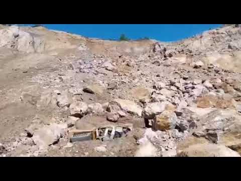 Un perete de la o carieră de piatră din Fundu Moldovei (zona Pârâul Cailor), s-a prăbuşit peste două utilaje