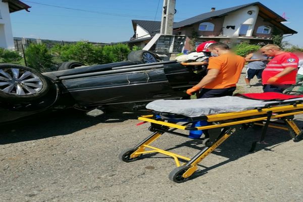 Mașină răsturnată la ieșire din Rădăuți! O femeie și un copil au ajuns la spital (FOTO)