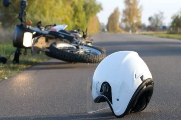 Motociclist accidentat de o șoferiță neatentă