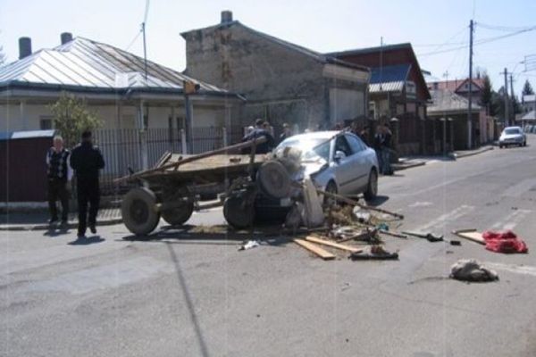 Nu a păstrat distanța și a intrat într-o căruță. Căruțașul a ajuns la spital