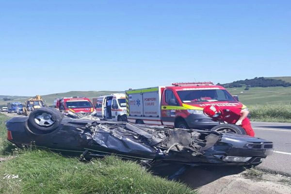 Accident cumplit pe o șosea din Suceava! Patru persoane, dintre care doi copii au ajuns la spital (FOTO)