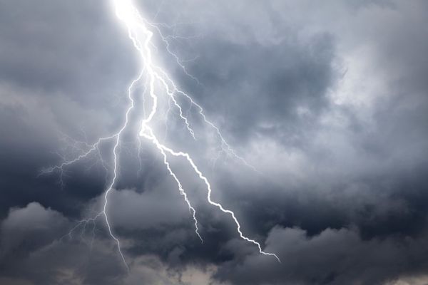 Alertă meteo de fenomene SEVERE: cod PORTOCALIU de furtuni și grindină