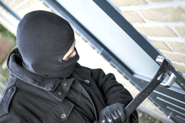 Rețea de hoți destructurată! Jefuiau cu fețele acoperite și dispăreau în două minute