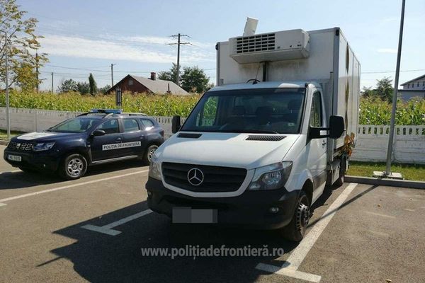 Autoutilitară căutată în Italia, descoperită în Vama Siret. Avea asigurarea și ITP-ul false