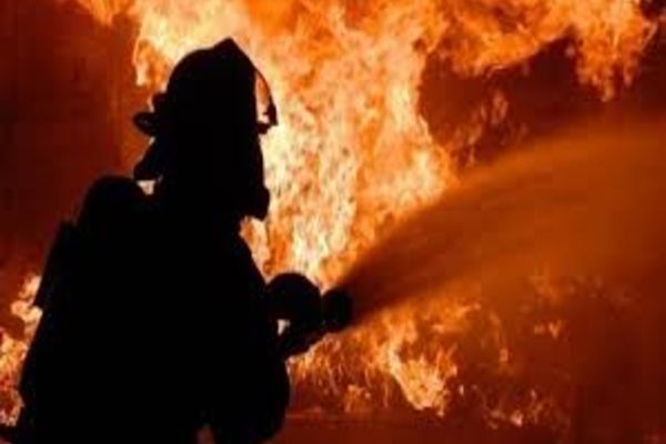 Incendiu în Câmpulung Moldovenesc. Focul a izbucnit de la un cablu electric defect