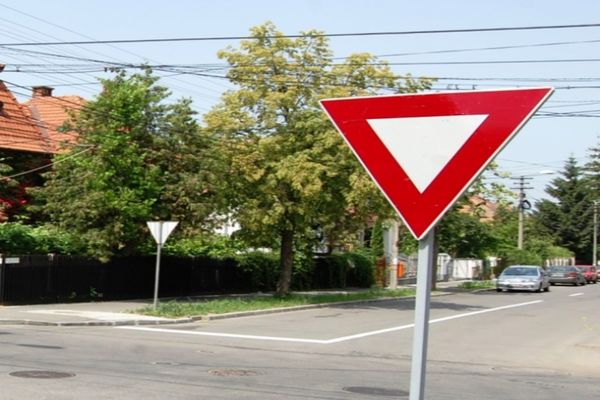 Nu a cedat trecerea și a provocat accident