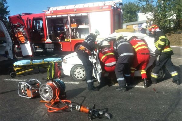 Accident grav în zona Ratoș! O femeie a rămas încarcerată! (FOTO)