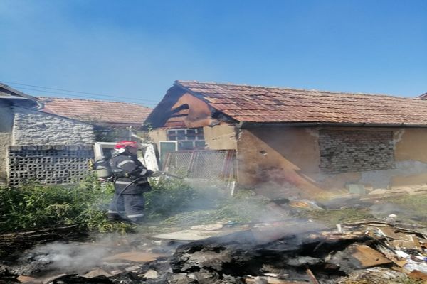 Incendiu la o anexă gospodărească, stins de pompieri