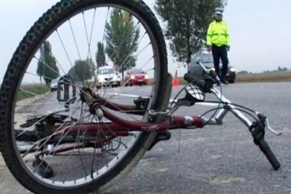 Biciclist neatent accidentat de o mașină