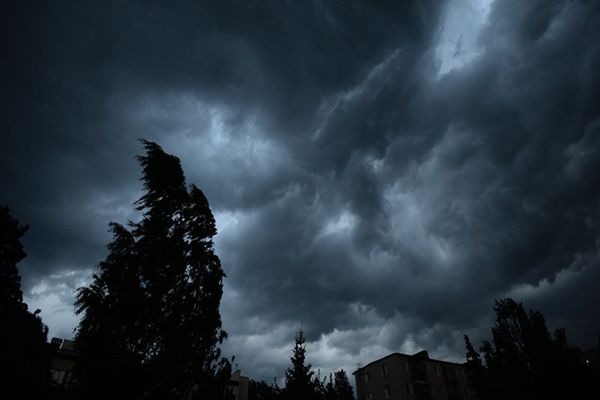 Se strică vremea! Se așteaptă furtuni și vijelii, dar și ploi violente