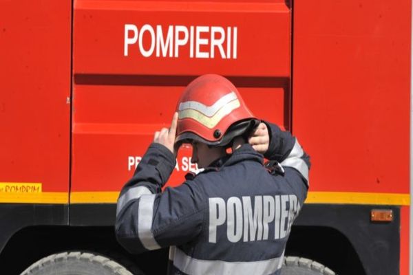 Incendiu în Ipotești! Un tânăr a suferit arsuri minore, iar mama acestuia  atac de panică