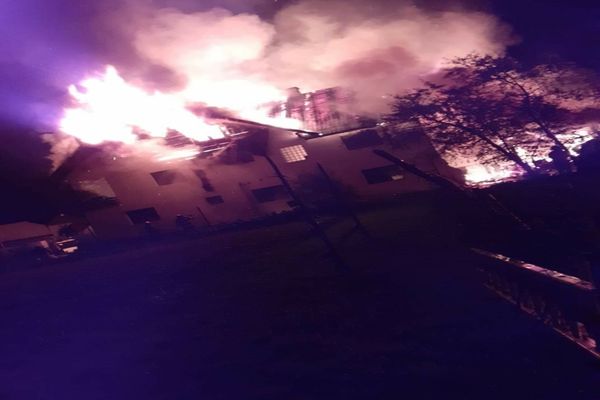 Incendiu violent în județul Suceava! Două persoane au avut nevoie de îngrijiri medicale