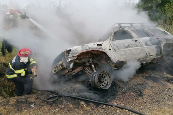 Mașină distrusă de flăcări în județul Suceava (FOTO)