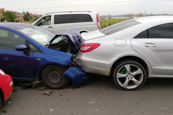 Carambol pe o șosea din Suceava produs de un șofer care a efectuat o depășire neregulamentară