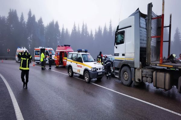 Accident cumplit în județul Suceava! O persoană a murit, trei au fost transportate la spital (FOTO/VIDEO)