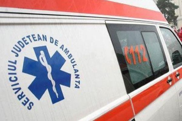 La doar 17 ani s-a urcat la volan și a provocat un accident. Două persoane au fosr rănite. Șoferul a fugit