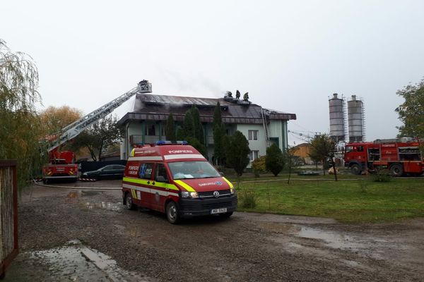 Incendiu la o clădire de birouri din Suceava (FOTO)