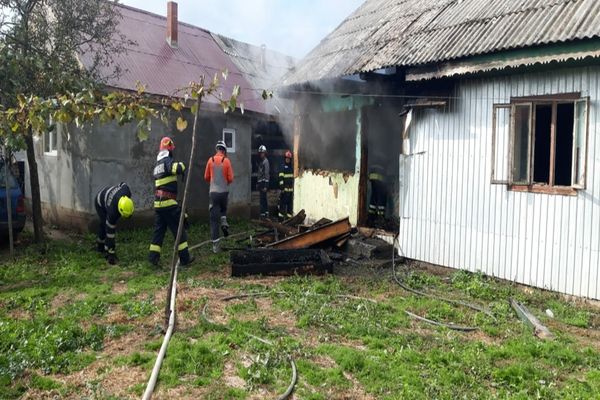 Locuință incendiată intenționat în comuna Baia (FOTO)