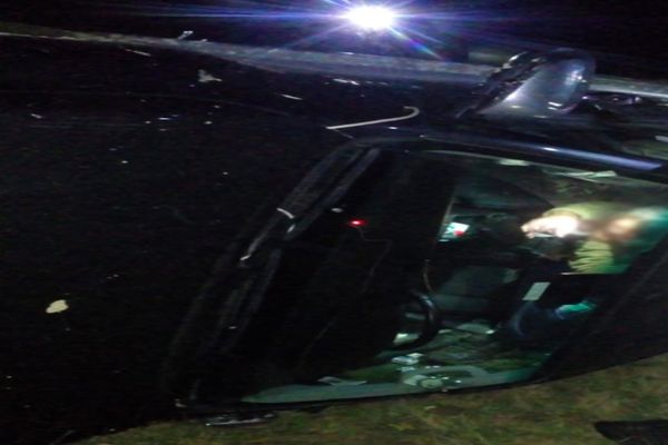 Autoturism de teren, răsturnat pe un drum de munte! Șoferul a rămas blocat în interior 