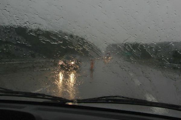 Recomandările poliţiştilor pentru şoferi: conduceţi preventiv pe timp ploios!