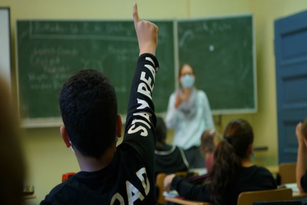 Guvernul va suplimenta cu 750 numărul de posturi din învăţământul preuniversitar