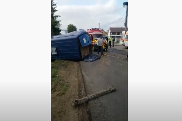 Trei adulți și patru copii, răniți în urma unui accident rutier
