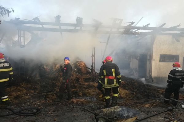 Cinci ore de luptă cu flăcările pentru pompierii din Suceava (FOTO/VIDEO)
