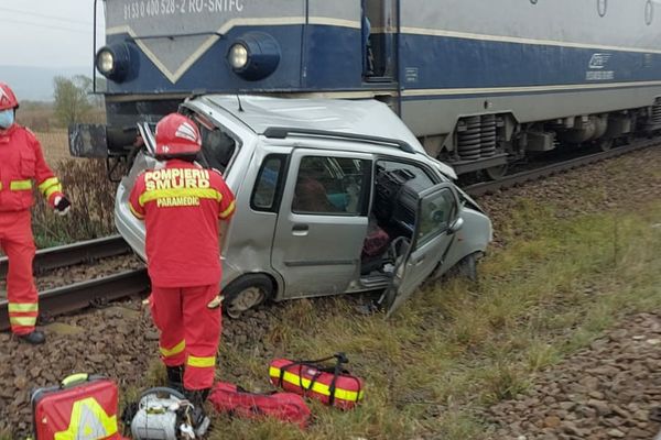 Autoturism lovit de un tren (FOTO)
