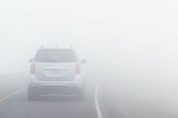 Conduceți prudent în condiții de ceață! Recomandările polițiștilor