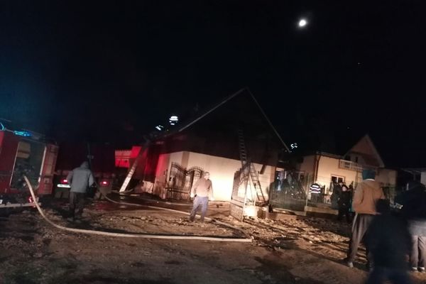 Trei ore de luptă cu flăcările pentru stingerea unui incendiu izbucnit la o gospodărie din Straja