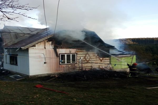 Șase ore de lupă cu flăcările pentru pompierii suceveni