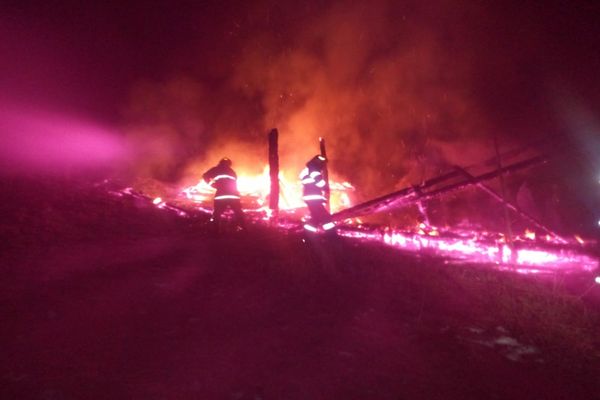 Incendiu violent la gospodărie din Vatra Moldoviței (FOTO)