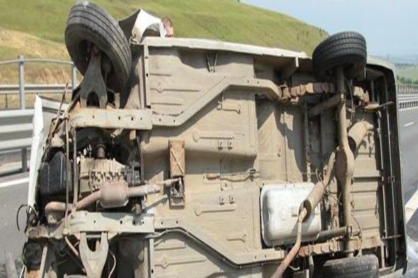 Era atât de beat încât s-a răsturnat cu mașina