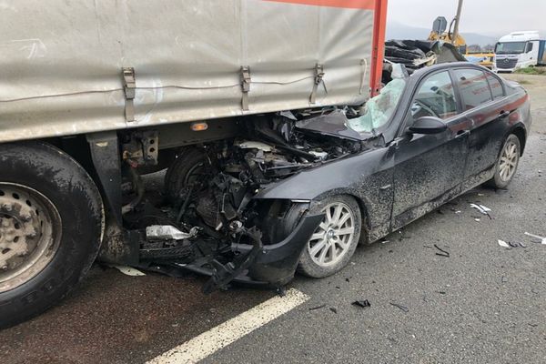 FOTO | Grav accident în Cluj! Un sucevean a fost grav rănit după ce s-a izbit cu maşina de un TIR condus de un sătmărean