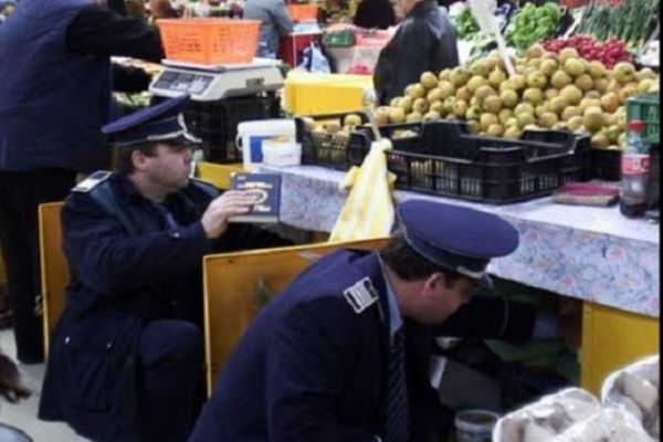 Fermierii se revoltă, după decizia închiderii pieţelor, de luni