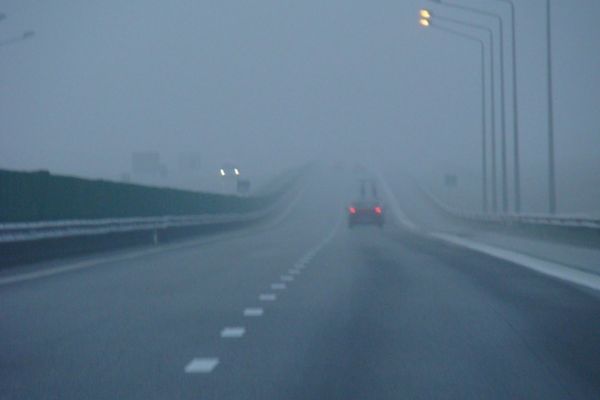 Ceață densă în aproape toată țara, inclusiv în București, luni dimineață