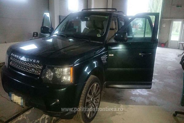 Autoturism furat din Italia, descoperit în Vama Siret