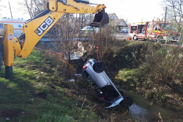 Mașină răsturnată în albia unui pârâu! Șoferul a decedat (FOTO)