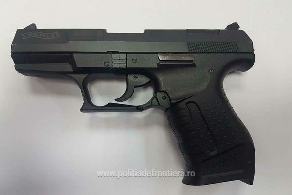 Armă neletală și muniție confiscate în Vama Siret 