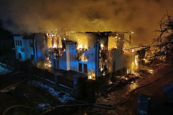 Incendiu devastator în Voitinel. Un bărbat a suferit atac de panică (FOTO)