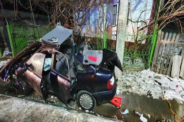 Accident rutier spectaculos în Lipoveni. Șoferul, rămas încarcerat.
