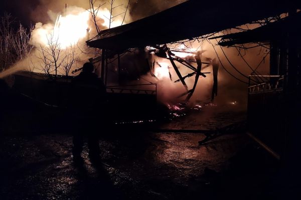 Incendiu la Preuțești! Pompierii au reușit să salveze casa de locuit