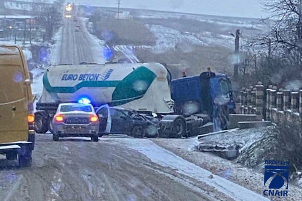 Autoturism lovit de un autotren la Dărmănești